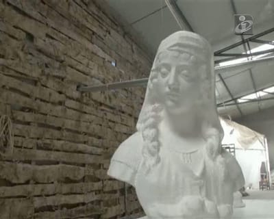 Bustos esculpidos em papel intrigam mundo artístico - TVI