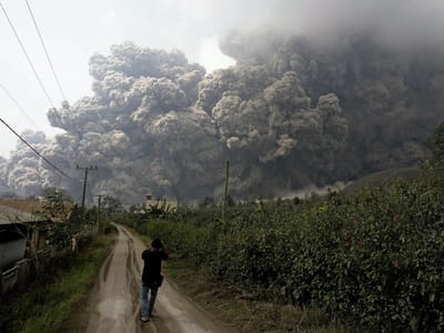 Vulcão: cinza a ferver mata 14 pessoas na Indonésia - TVI