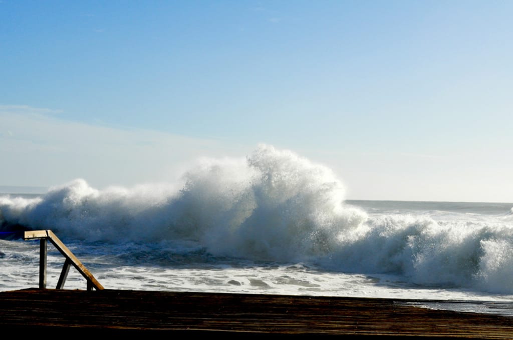 Ondas gigantes varrem costa - Caparica (Foto:euvi@tvi.pt/Nuno Almeida)