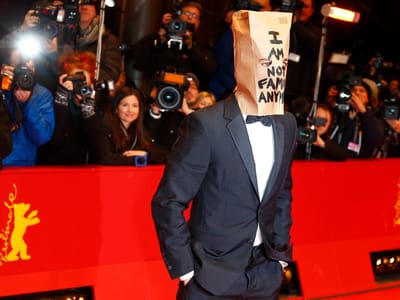 Shia LaBeouf apresenta-se na Berlinale com um saco na cabeça - TVI