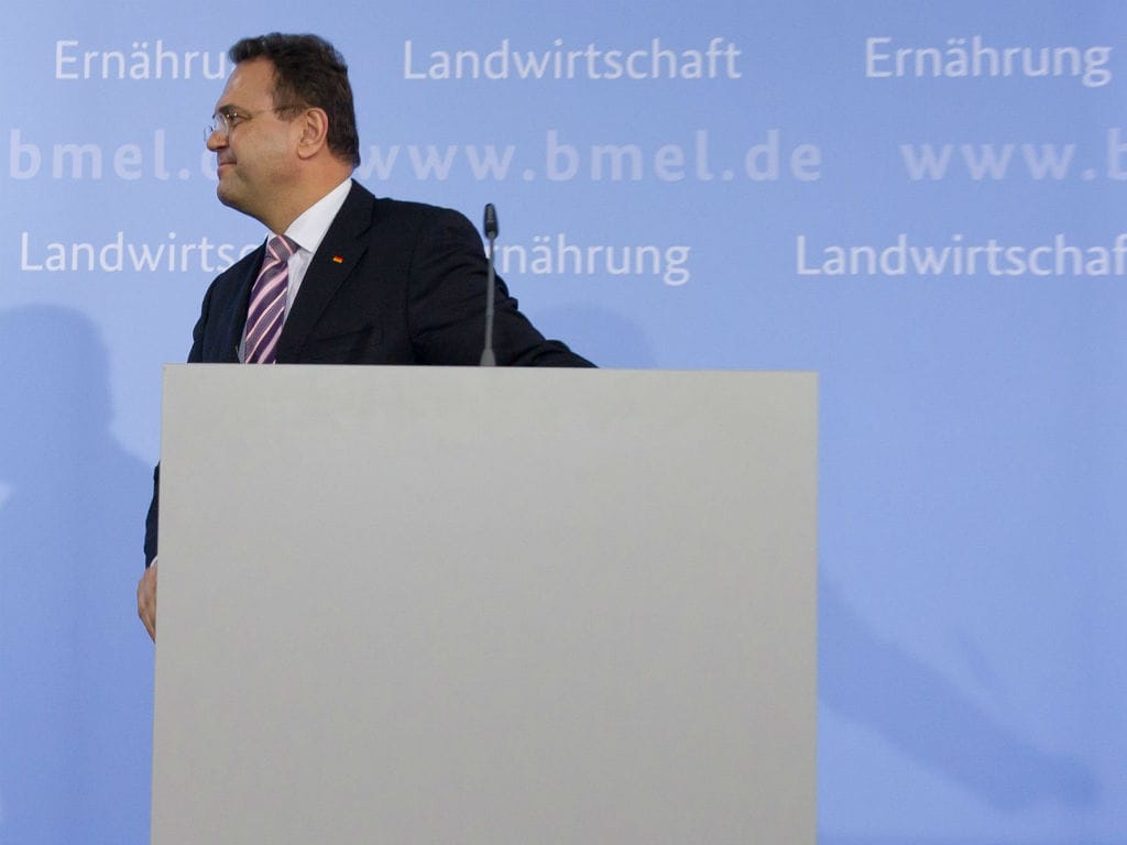 Hans-Peter Friedrich anuncia demissão em conferência de imprensa em Berlim (EPA/Tim Brakemeier)
