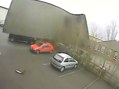 Vento forte arranca telhado de 30 metros em Inglaterra - TVI