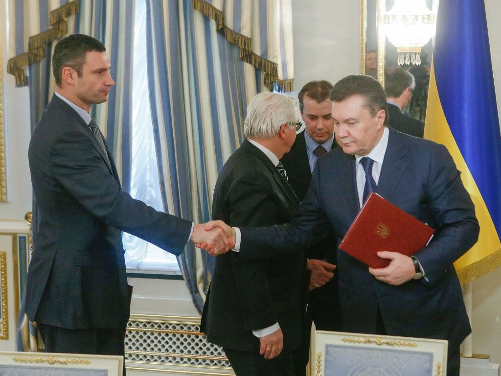 Vitaly Klitschko e Viktor Yanukovich (EPA/Lusa)