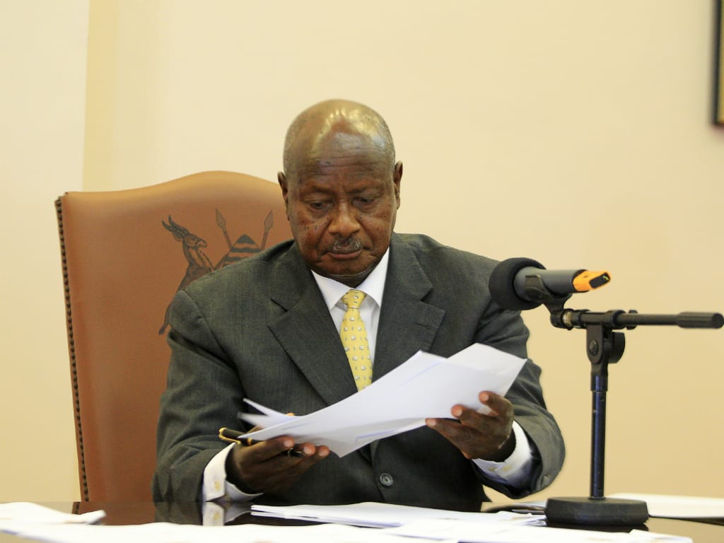 Yoweri Museveni, presidente do Uganda, durante a assinatura lei anti-gay