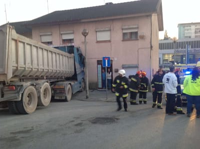 Coimbra: camião estacionado embate em casa - TVI