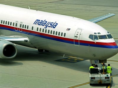 Avião da Malaysia Airlines regressa ao aeroporto após descolagem - TVI