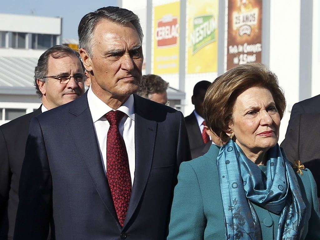 Cavaco Silva recebido por manifestantes quando visitava fábrica (LUSA)