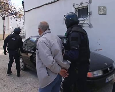 Ex-polícia condenado a seis anos de prisão por roubos - TVI