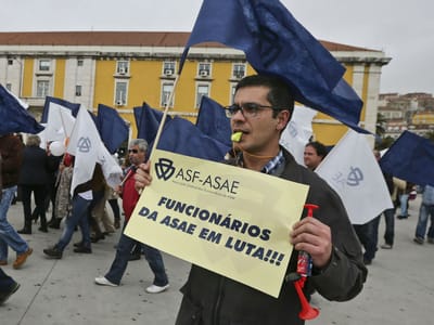 Mais de uma centena de inspetores da ASAE marcham contra cortes - TVI