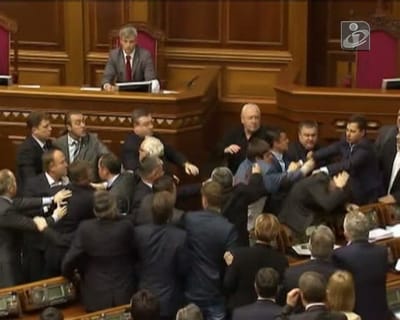 Cenas de pugilato no Parlamento de Kiev - TVI