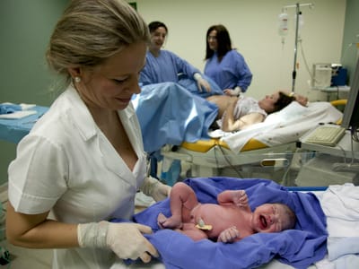 Governo garante unidade de neonatologia no Hospital de Évora - TVI