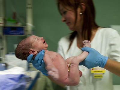 Recorde: hospital de São João fez 17 partos em 24 horas - TVI