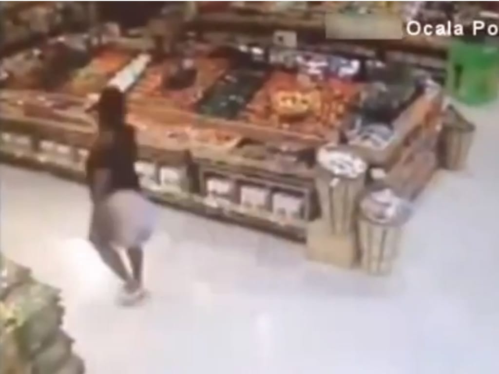 Mulher entra em Mercearia sem calças e rouba duas caixas de vinho (Reprodução de YouTube)