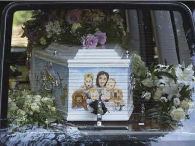 Família desenhada no caixão emociona no funeral de Peaches Geldof - TVI