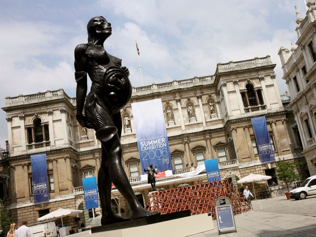 «The Virgin mother», de Damien Hirst, em exposição no pátio da Royal Academy of Arts, em Londres, junho 2006 (REUTERS)