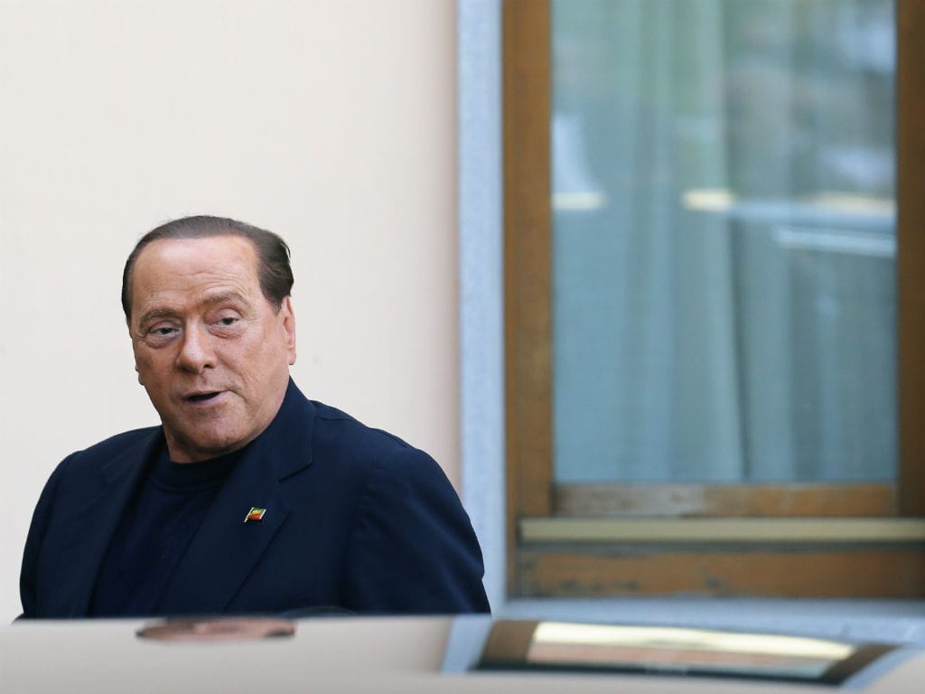 Berlusconi cumpre serviço social em lar de idosos