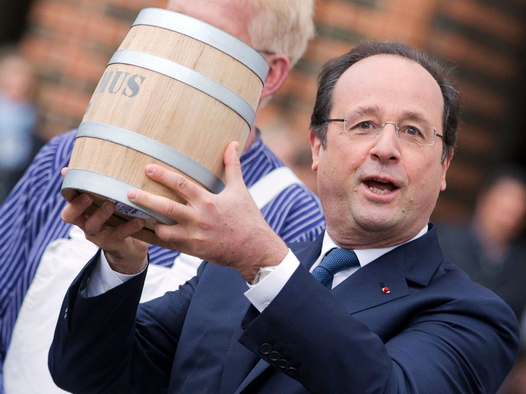 Hollande está de visita à Alemanha e recebeu um barril especial de Merkel (Reuters)