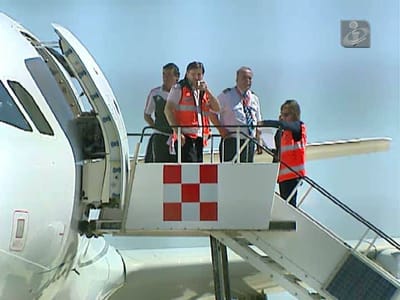 Passageiro alcoolizado usa tapete de bagagens e entra em avião - TVI