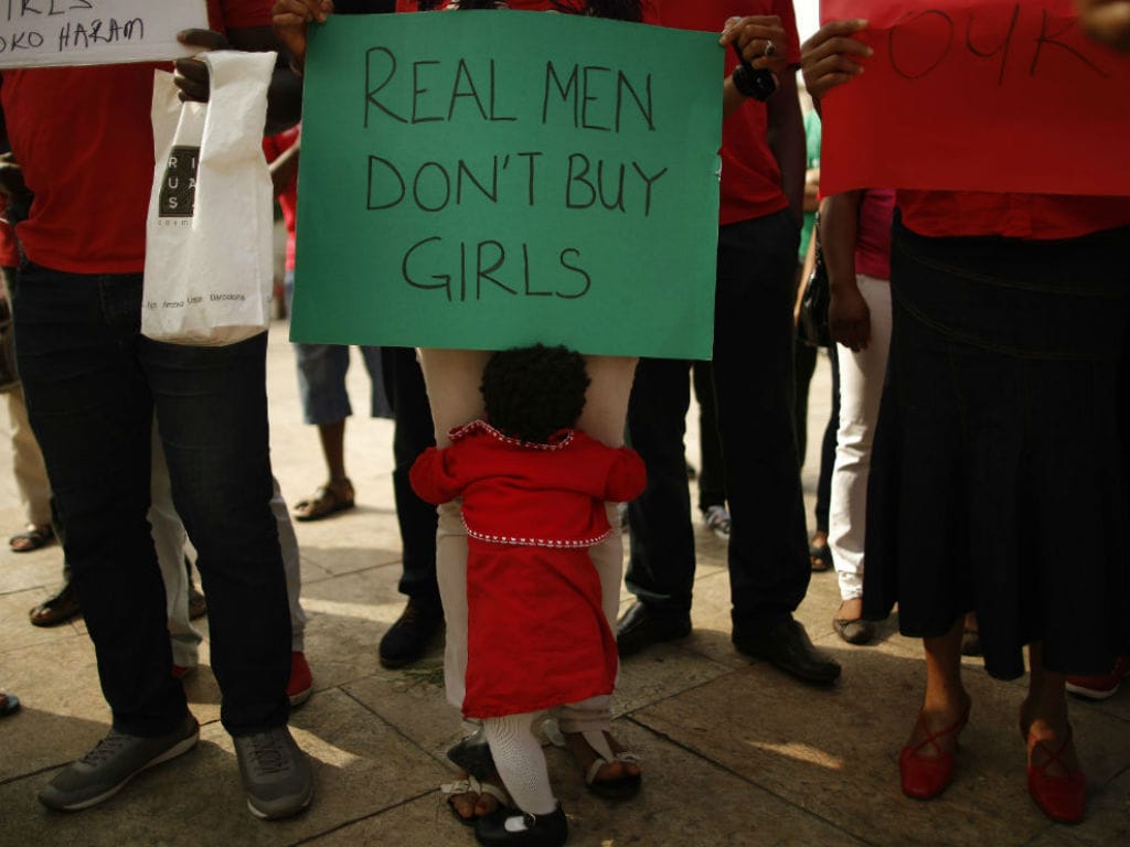 «Homens de verdade, não compram raparigas», cartaz apela ao regresso das 200 estudantes raptadas(REUTERS)