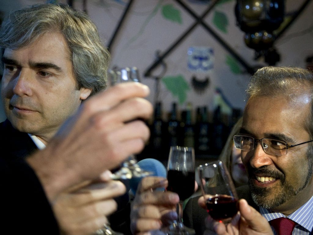Paulo Rangel e Nuno Melo fazem um brinde com ginja num bar da Vila de Óbidos (PAULO CUNHA/LUSA)
