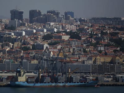 Lisboa: caixão escondido em parede descoberto durante obras - TVI