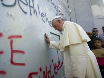 Oração com o papa Francisco traz esperança de paz - TVI