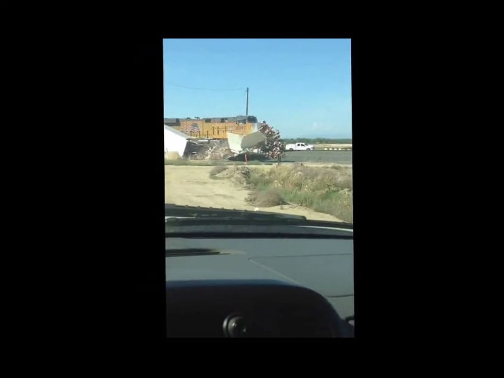 Comboio atropela camião preso na linha