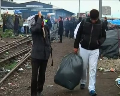 Policia francesa expulsa imigrantes de campos em Calais - TVI