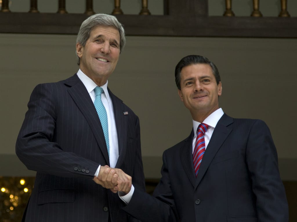 John Kerry (E) com Enrique Peña Nieto (D) (Reuters)