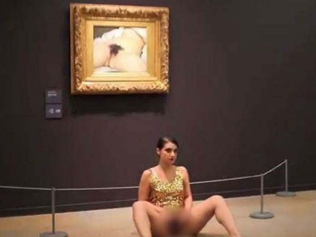 Artista expõe sexo perante visitantes em museu de Paris (Reprodução YouTube)