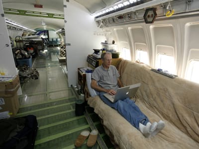 Homem vive sozinho num Boeing - TVI