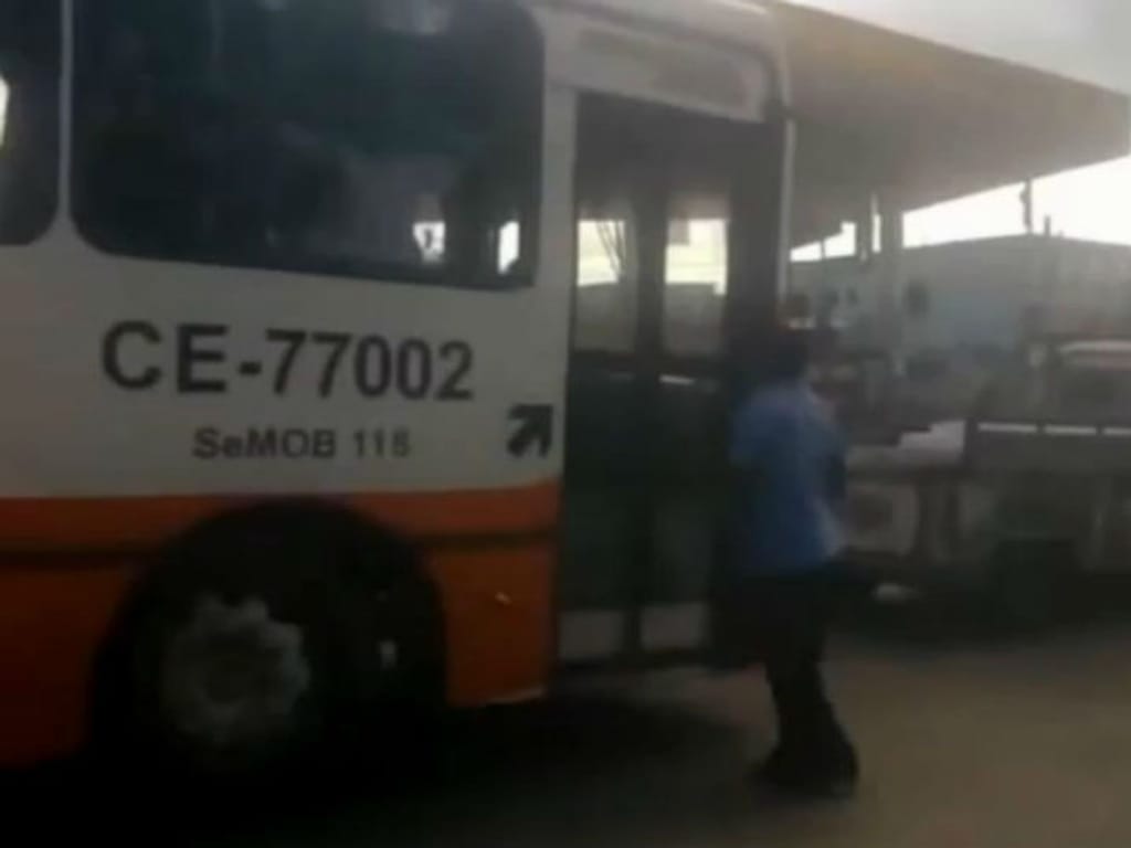 Condutor atira autocarro contra idoso de propósito (Reprodução Vídeo)