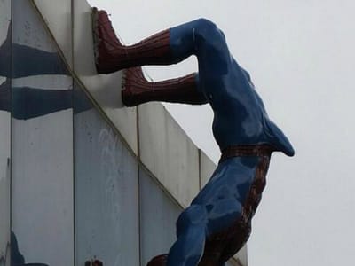 Estátua do Homem-Aranha com ereção colocada em shopping - TVI
