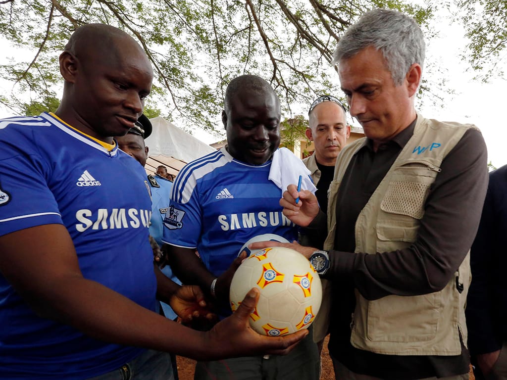 José Mourinho em Nanan village, Yamoussoukro (Reuters)