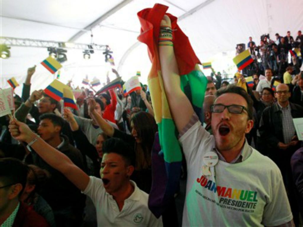 Apoiantes do presidente reeleito da Colômbia (REUTERS/ José Miguel Gomez)