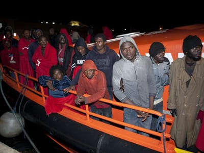 Marinha de Itália resgata 1524 imigrantes ilegais - TVI