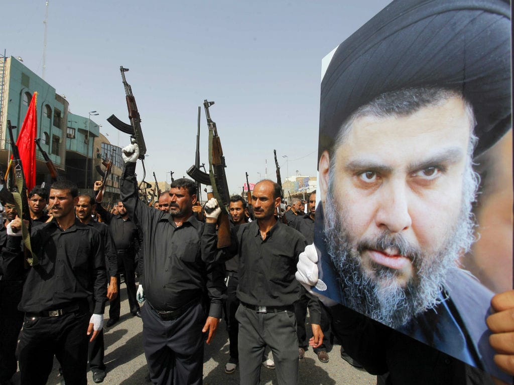 Combatentes do Exército Mehdi leais a Moqtada al-Sadr marcham em Najaf (REUTERS/Alaa Al-Marjani)