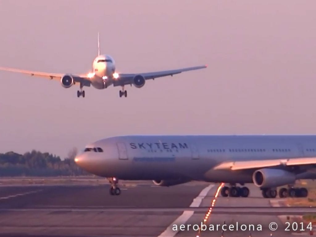 Aviões quase colidem em Barcelona (YOUTUBE)