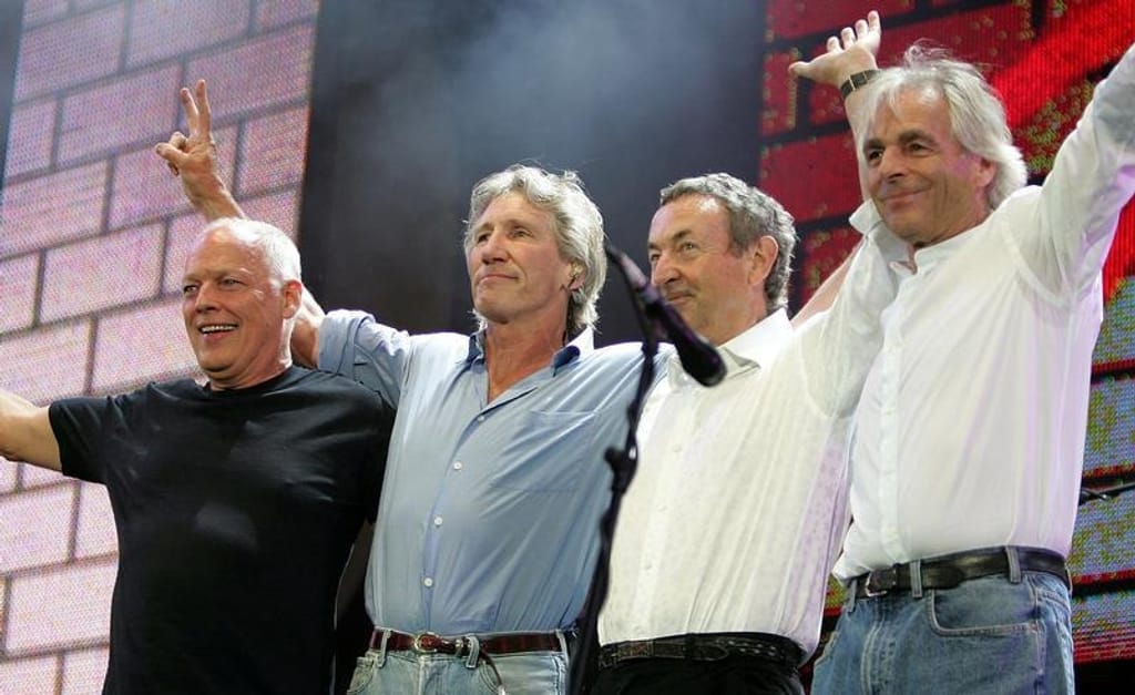 Os Pink Floyd ainda com o falecido teclista Richard Wright quando atuaram no Live 8, em Londres, em 2005