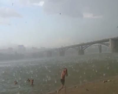 Tempestade de granizo espalha pânico em praia da Sibéria - TVI