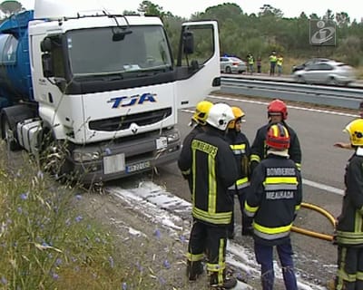 A1 esteve cortada devido a incêndio em camião com matérias perigosas - TVI