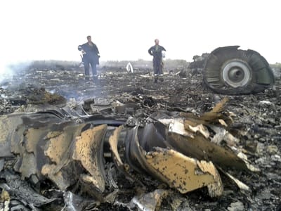 Vídeo capta avião em chamas logo após ter-se despenhado - TVI