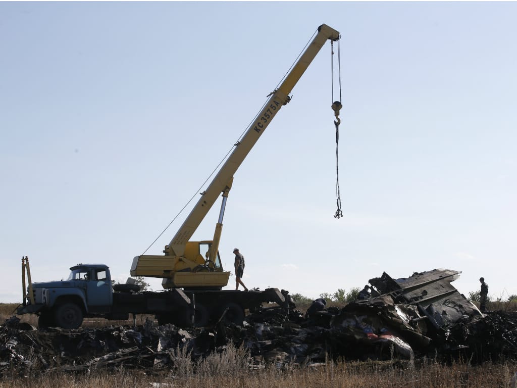 Buscas e recolha de corpos nos destroços do voo MH17 [Reuters]