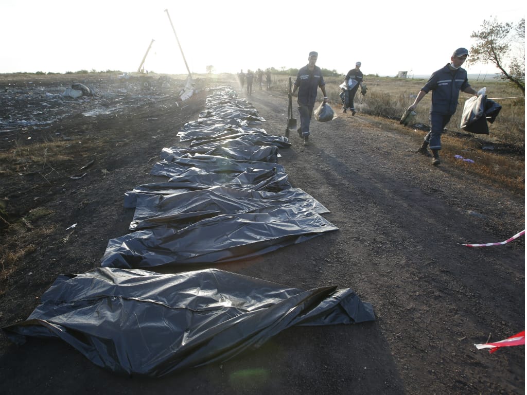 Recolha de corpos nos destroços do voo MH17 [Reuters]