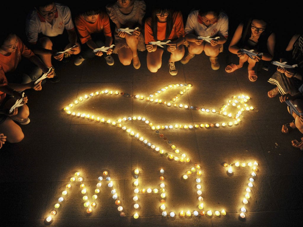 A homenagem e a dor pela queda do voo MH17 (REUTERS)
