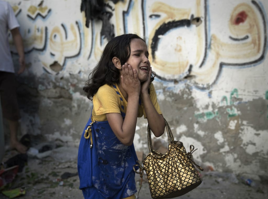 Menina de dez anos reage a explosão na Faixa de Gaza (Reuters)