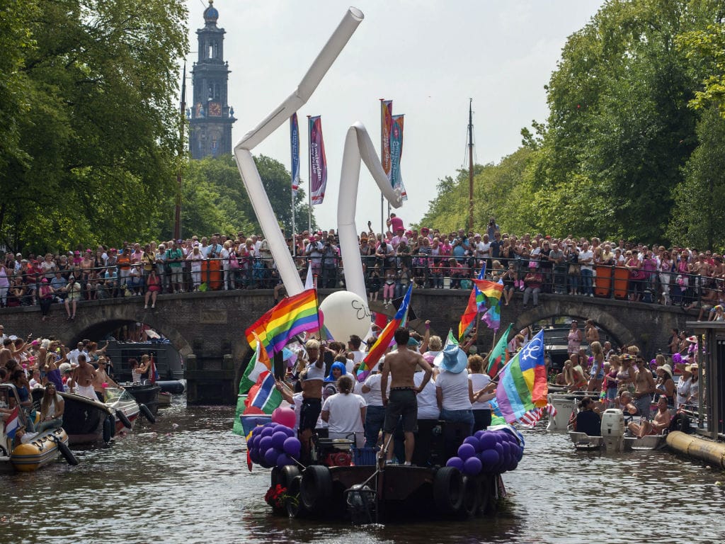Marcha do Orgulho Gay em Amesterdão com homenagem às vítimas do MH 17 (REUTERS)
