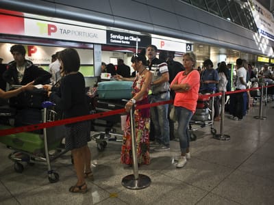 Greve de seguranças causa filas mais lentas no aeroporto de Lisboa - TVI