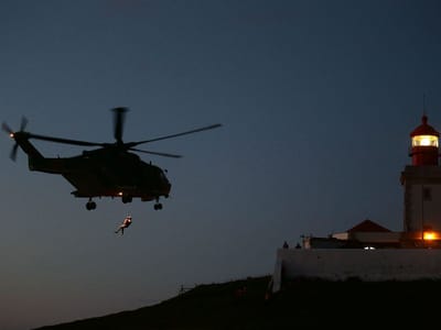 Força Aérea resgata pescador ao largo da ilha de Santa Maria - TVI