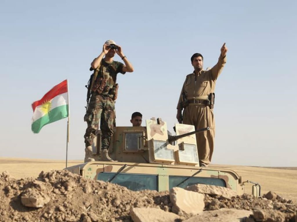 Forças de segurança curdas «peshmergas» combatem jihadistas do Estado Islâmico